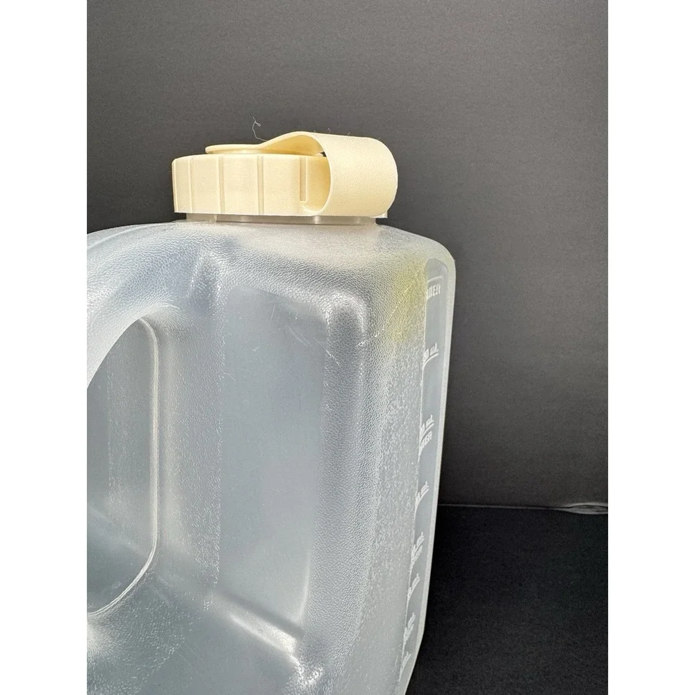 Vtg. Rubbermaid Servin Saver Pitcher/Jug 1 Gallon 4 Qt. #0231 Flip Top Lid‎